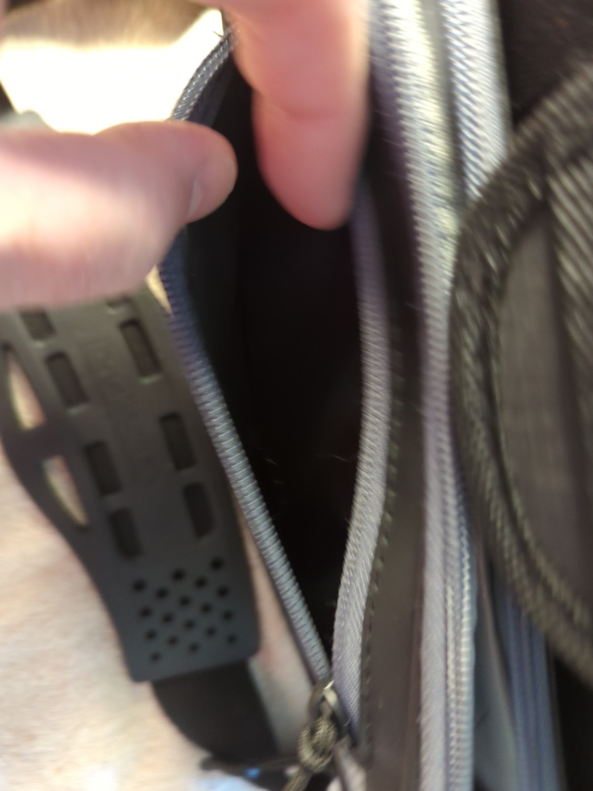 TOMMY BAHAMA Zipperless Lunch Cooler Shoulder Bag 9 Cans Deep Freeze Black Gray