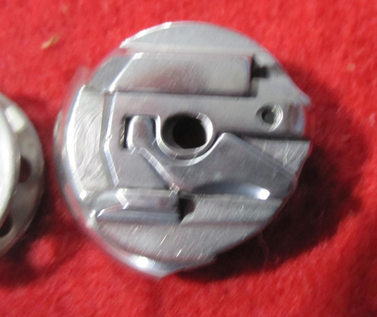 UNMARKED SINGER SEWING MACHINE BOBBIN CASE FITS 301 / 221 & 1 BOBBIN