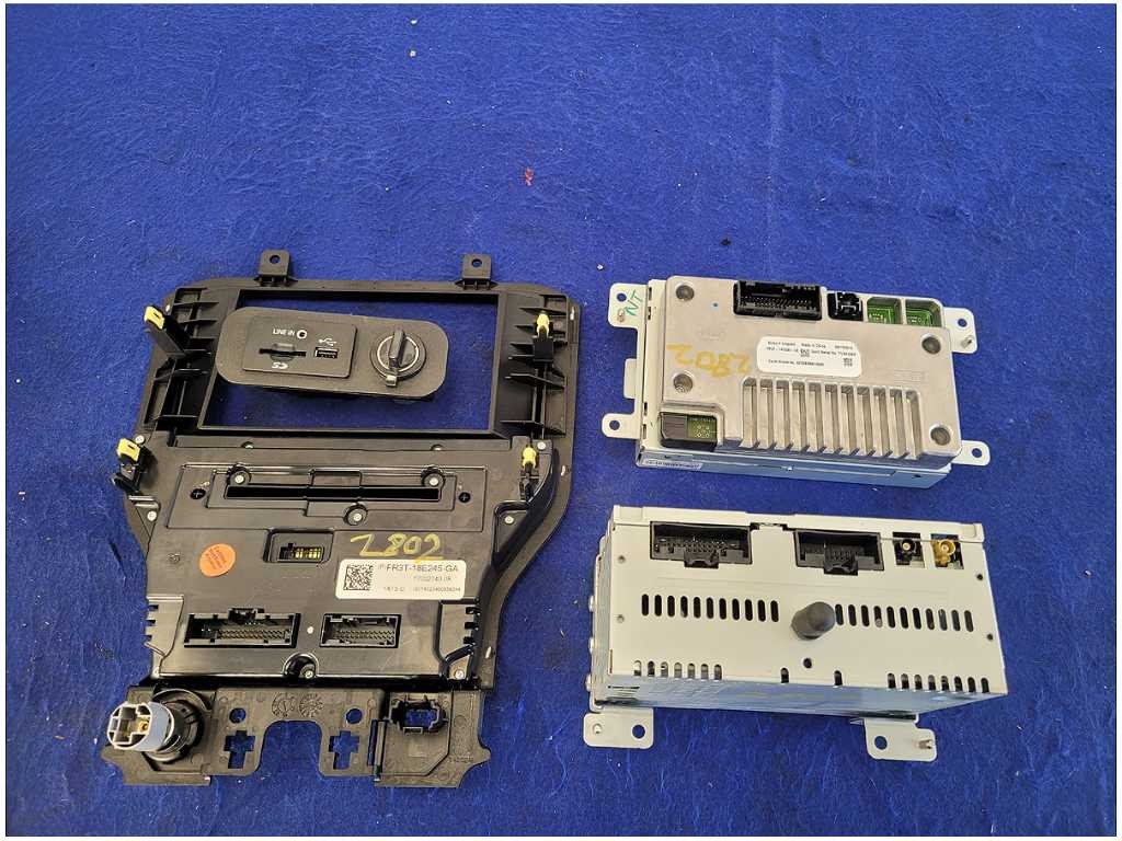 2015 Ford Mustang GT S550 Radio Sync Receiver Audio Info Screen Face Plate 2802