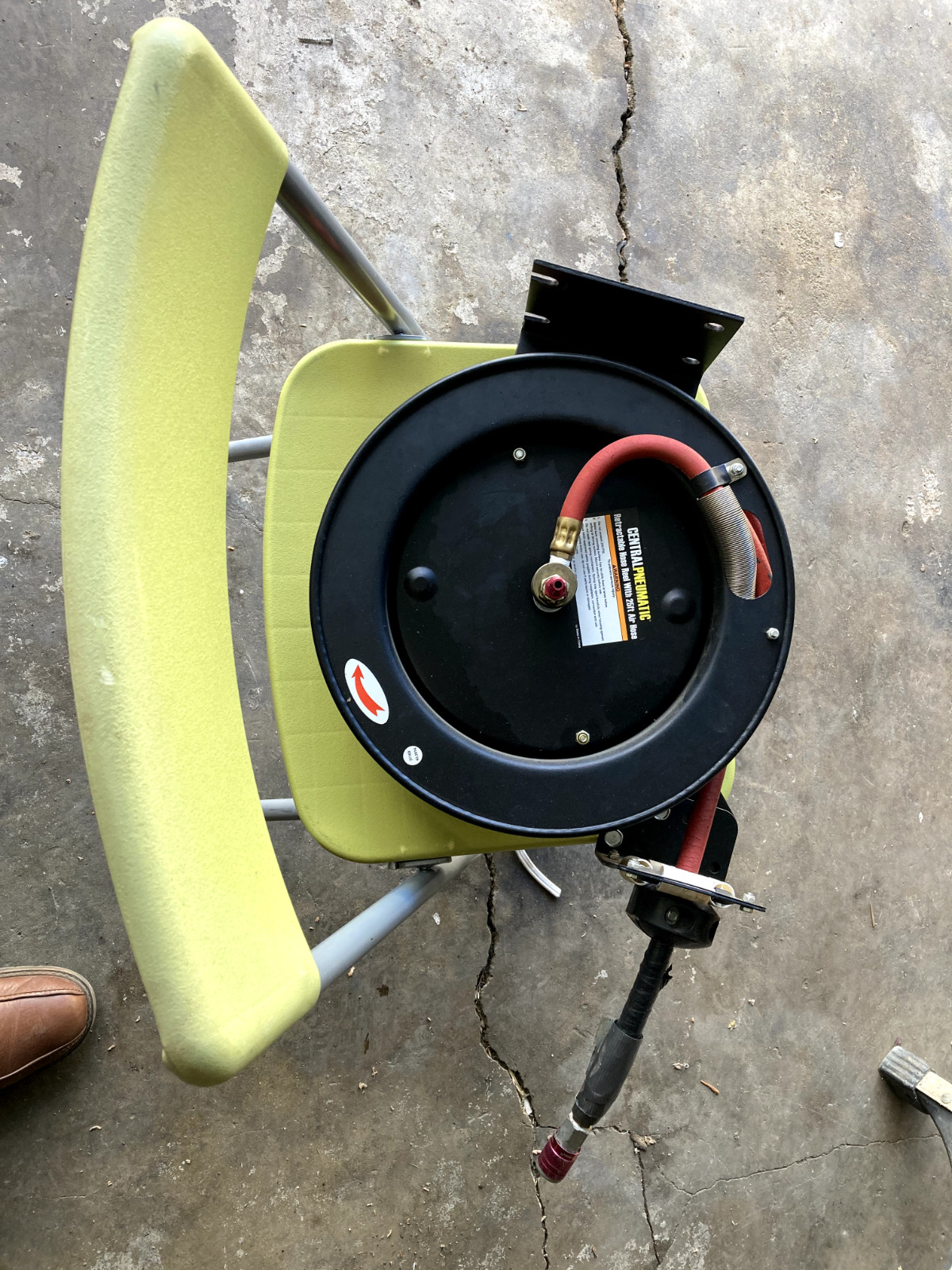 CENTRAL PNEUMATIC RETRACTABLE HOSE REEL W 25-FT AIR HOSE