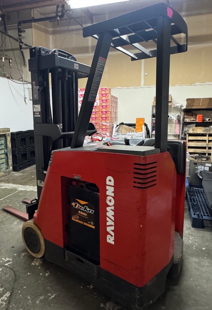 Raymond DSS 300 Stand Up Forklift Electric Reach Truck Warehouse Lift W/Charger