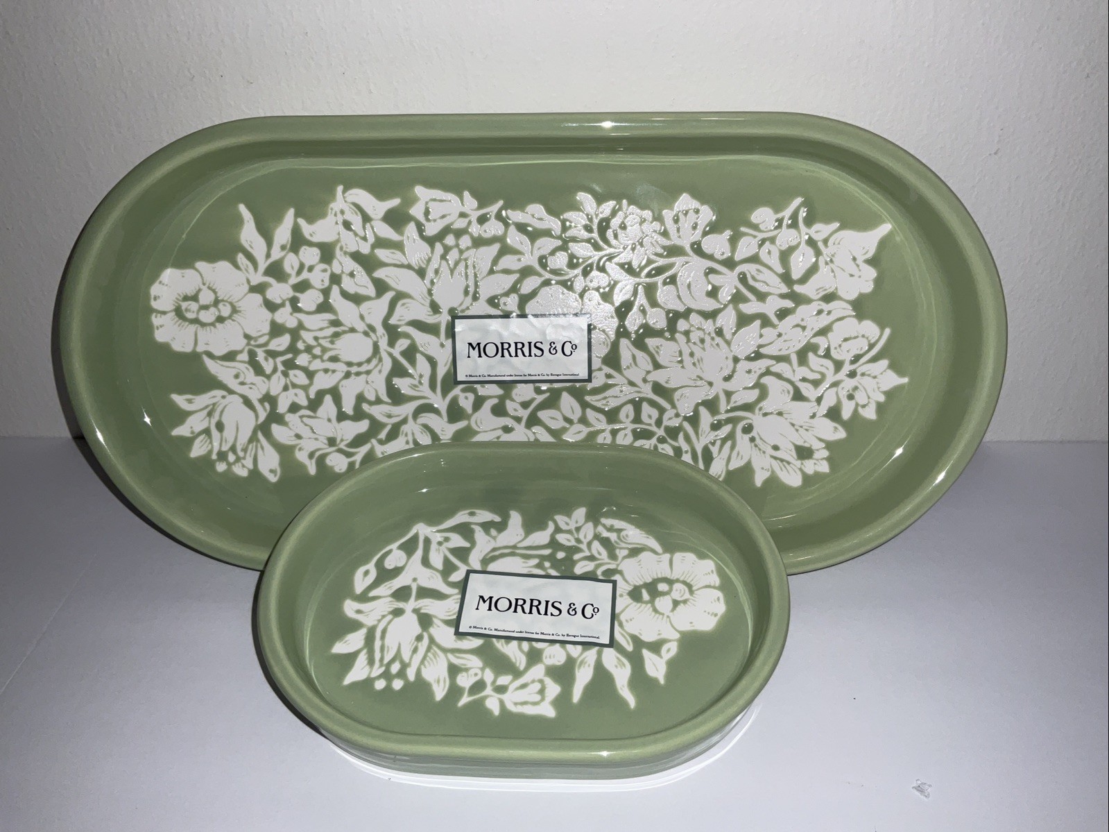 MORRIS & Co. GREEN WHITE ETCHED FLORAL EVERTED RIM CERAMIC 12.5 & 6.5 TRAYS NWT￼
