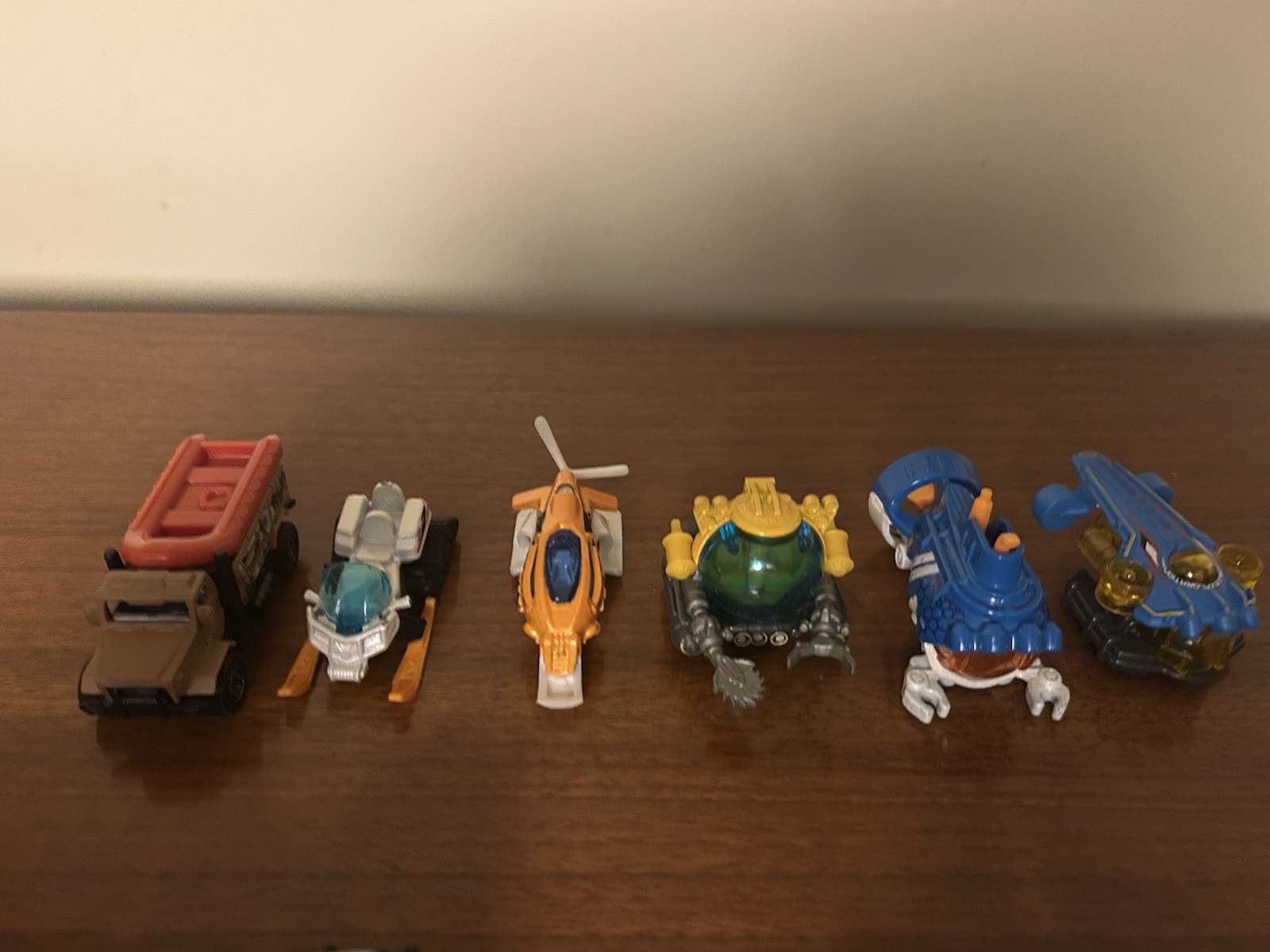 Hot Wheels Random 46 With Accessories And Beat Up Car Holder Read Disc