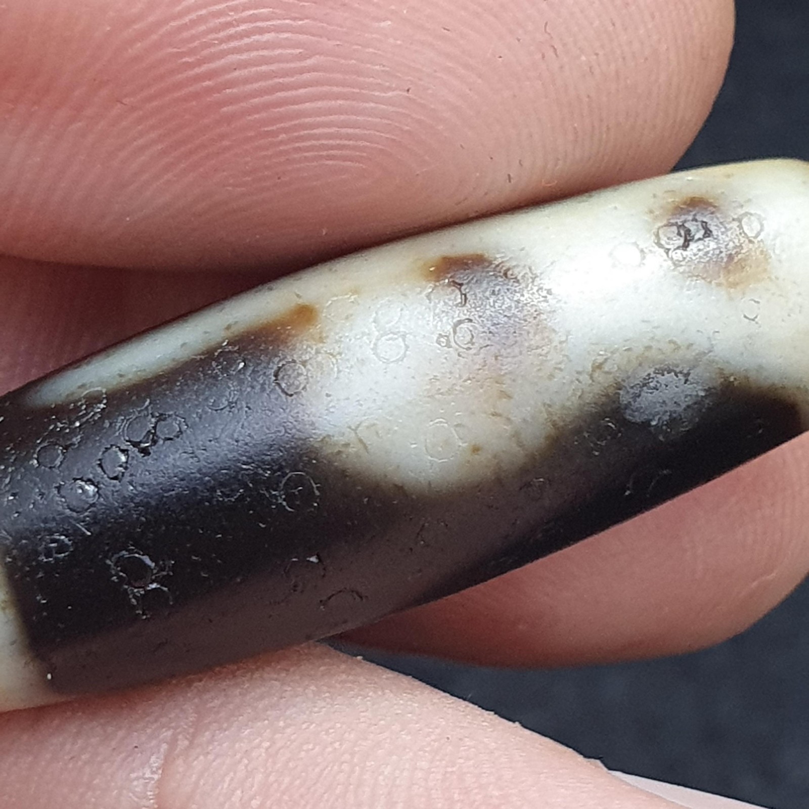 Tibetan dzi bead unique pattern symbols , rare himalayan agate bead