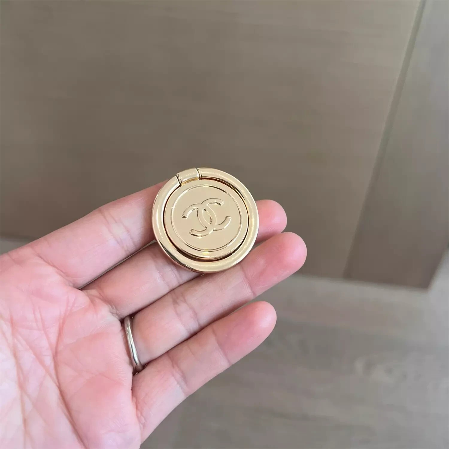 CHANEL Beauty Beaute Gold Phone Finger Ring Holder VIP Gift Accessory New