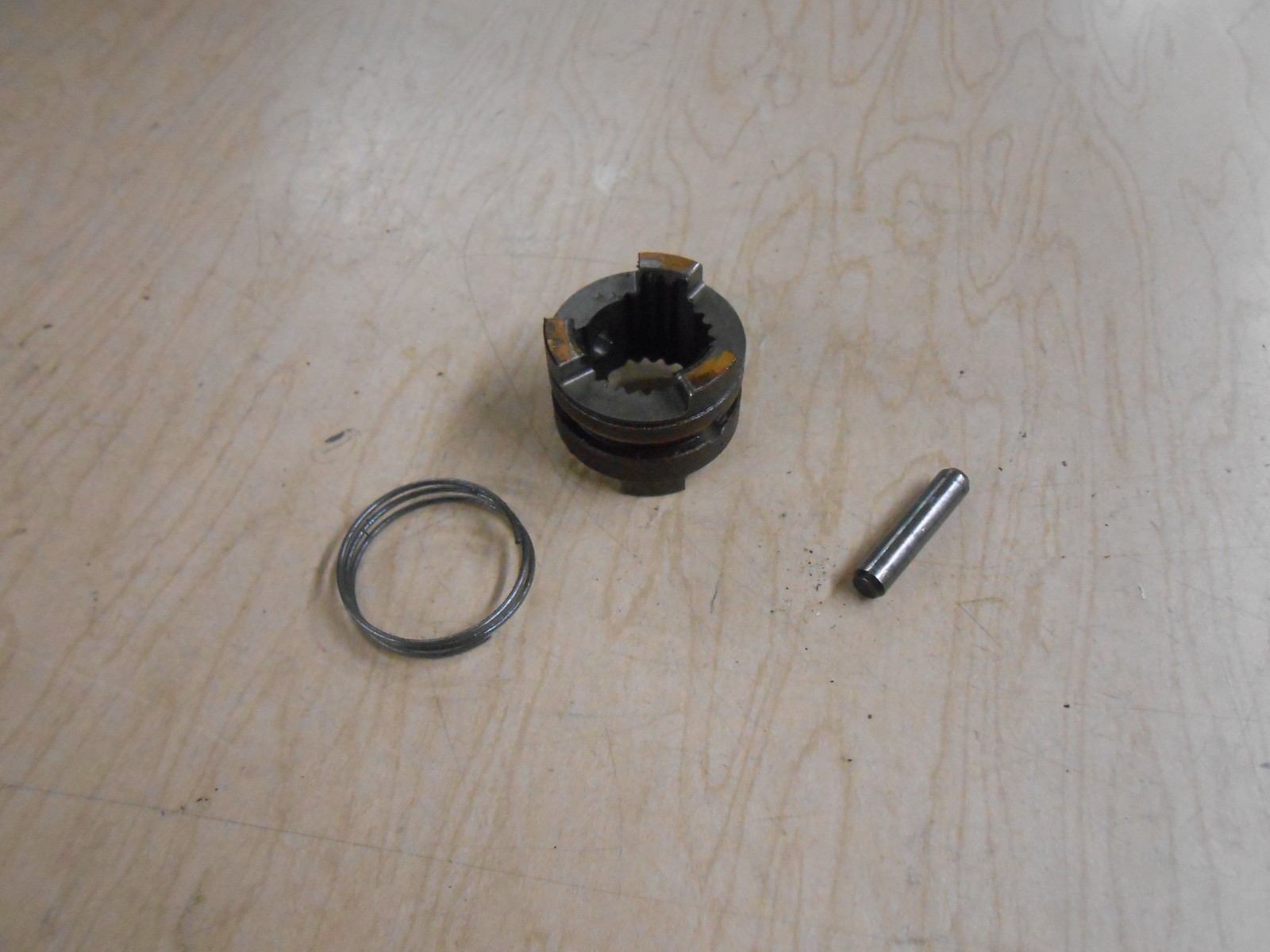 332491, 320310, 320311 Evinrude 1996 50hp Outboard clutch dog T176