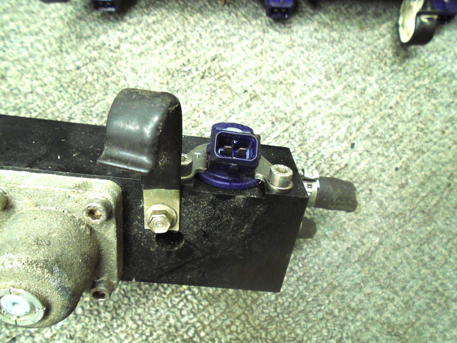 FUEL RAILS W INJECTORS PORT/STARBOARD 852378T5 852379T5 MERCURY OPTIMAX 135 150