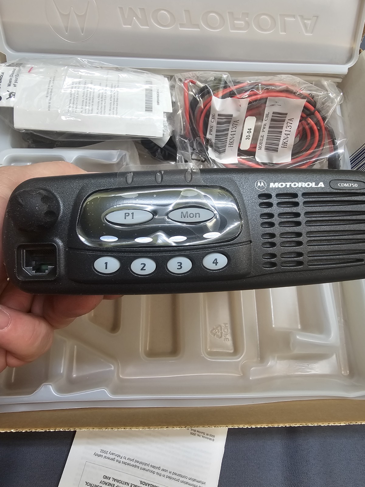 NEW in Box Motorola CDM750 UHF 403-470MHz 40 Watt AAM25RKC9AA1AN