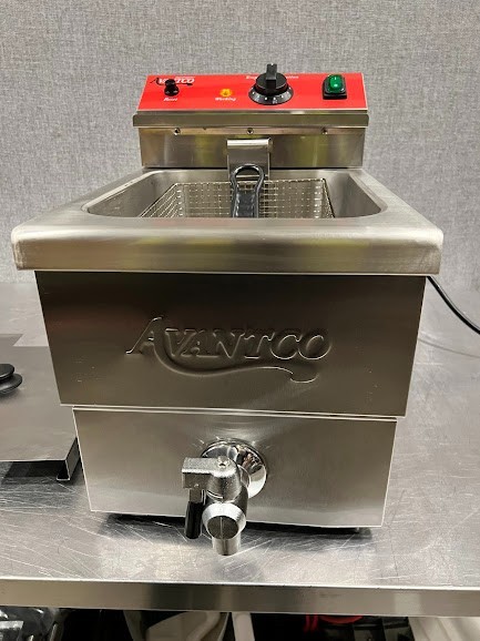 Avantco F200 15 lb. Medium-Duty Electric Countertop Fryer - 208-240V.