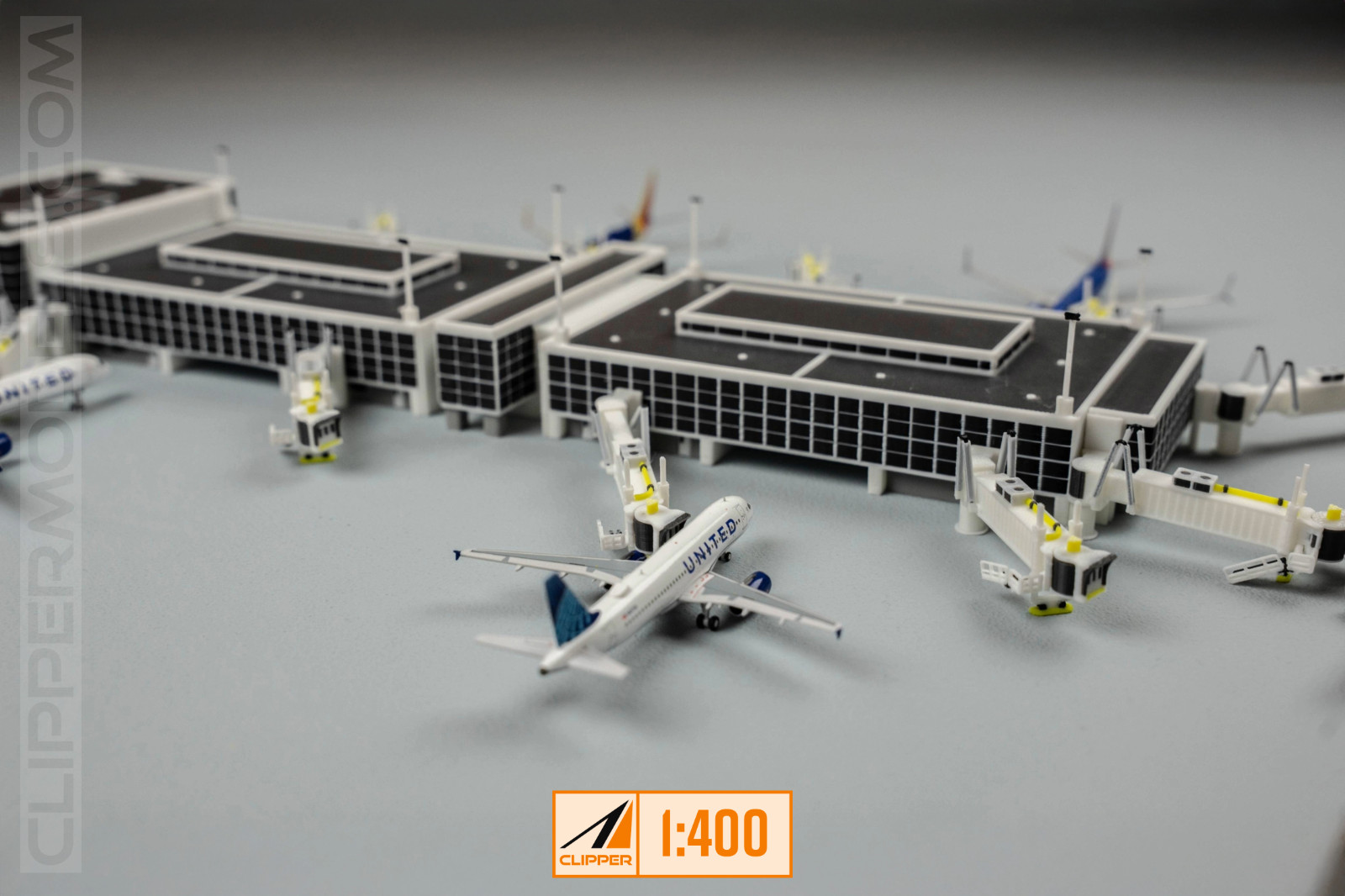 1:400 Model Airport Terminal/ Concourse V2 | Clipper Models