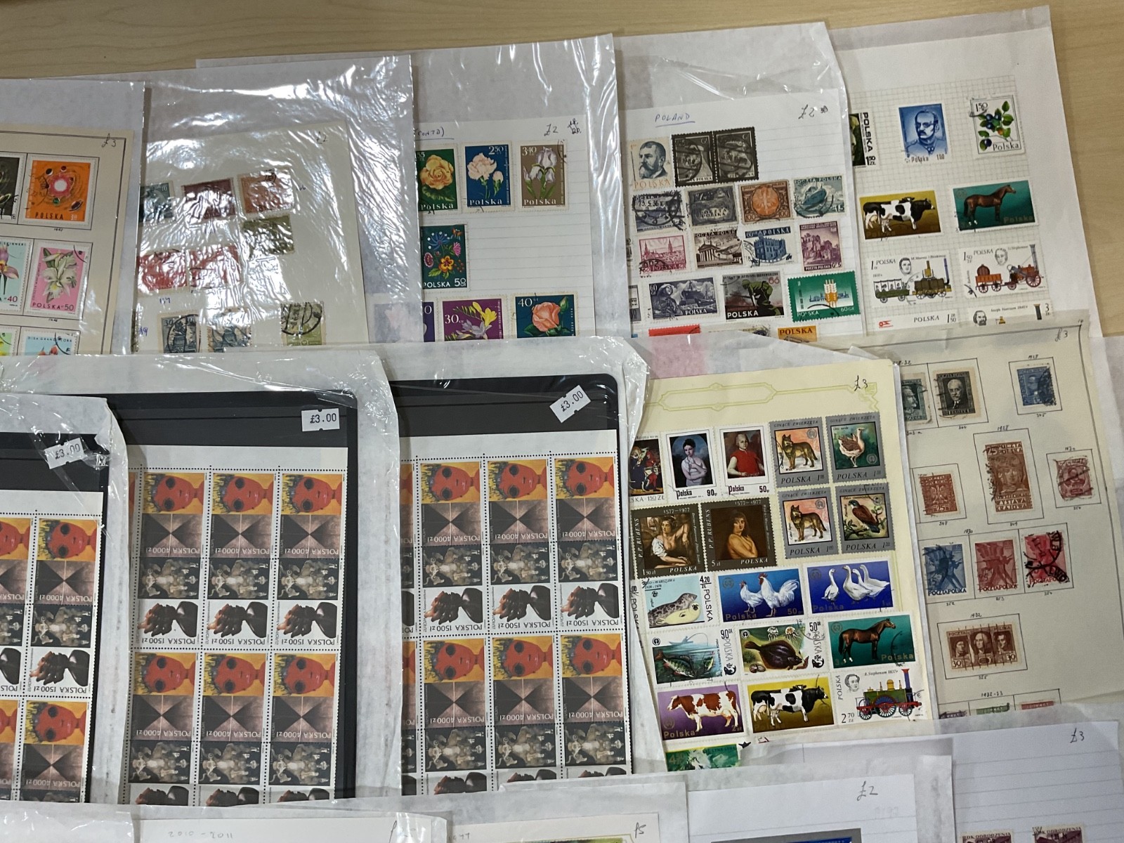 Poland stamps. Ex dealer leaves. Mint/Used. Vintage to modern. 1.8kg G101