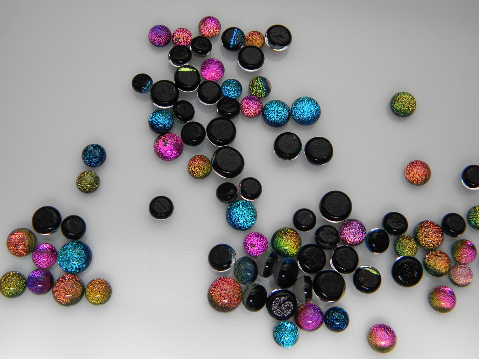 (CLEAR GLASS ON TOP) TINY DOTS Lot 100 pcs DICHROIC FUSED GLASS (V100) CABOCHON