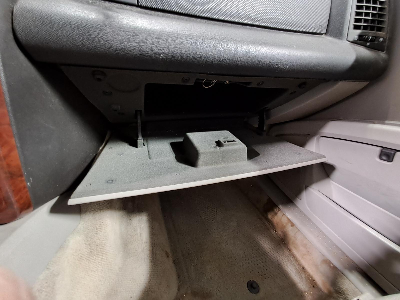 2006 CADILLAC SRX Glove Box