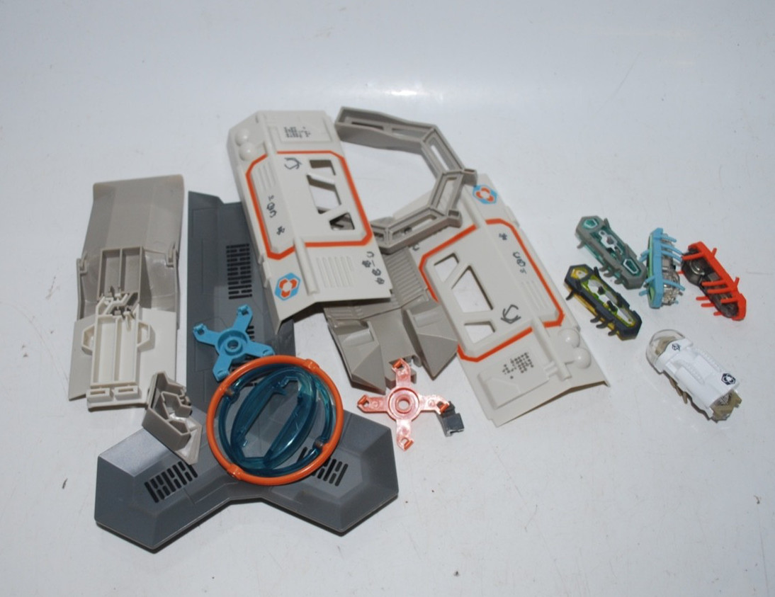 Hexbug Lot of 5 with Track Pieces – Incomplete Track – Used – See Photos