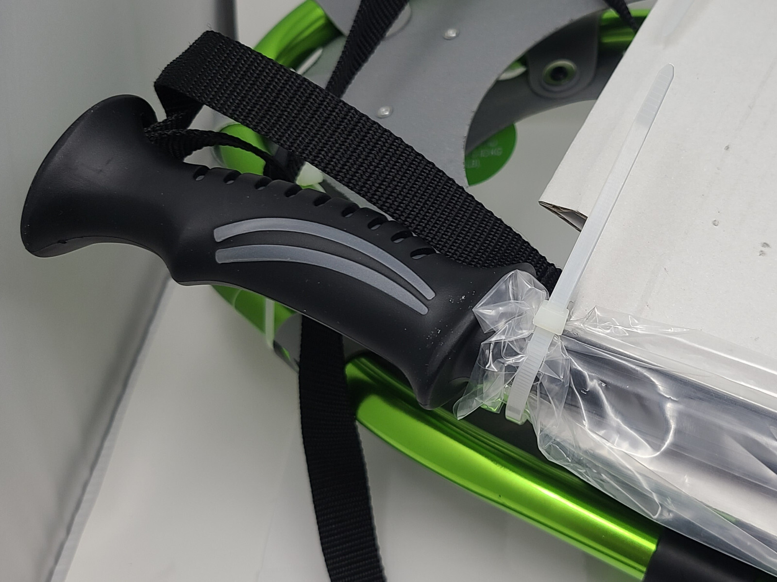 YUKON CHARLIE'S 930 Adult Snowshoe Kit w/ Poles, Bag GREEN L Up to 250lbs (480)