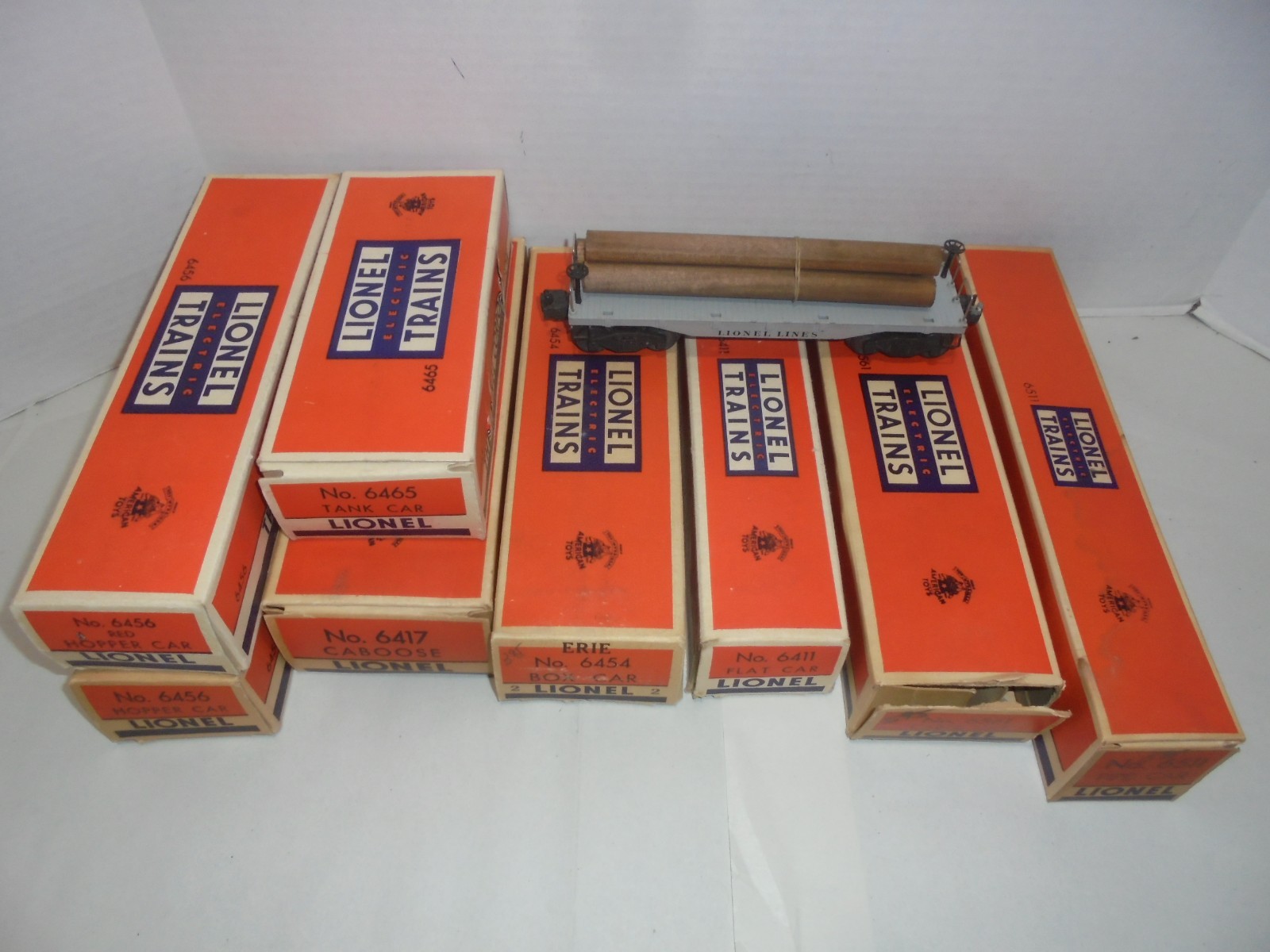LIONEL LOT OF FREIGHT CARS VINTAGE POST WAR WITH BOXES 9 CARS O GAUGE