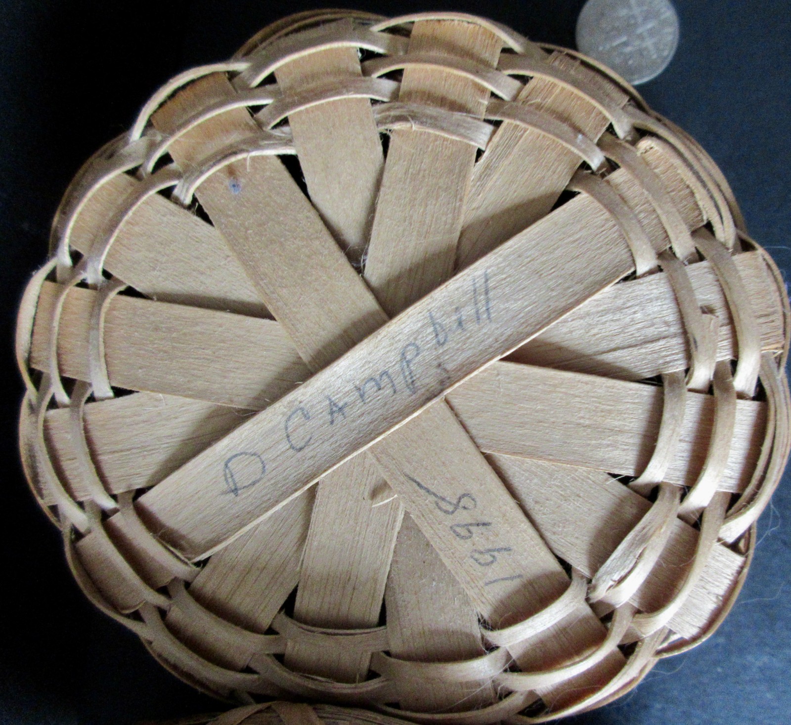 Sm Rnd lidded Wabanaki Ash Basket w/bow ribbon handle -rose dye: D Campbell 1998