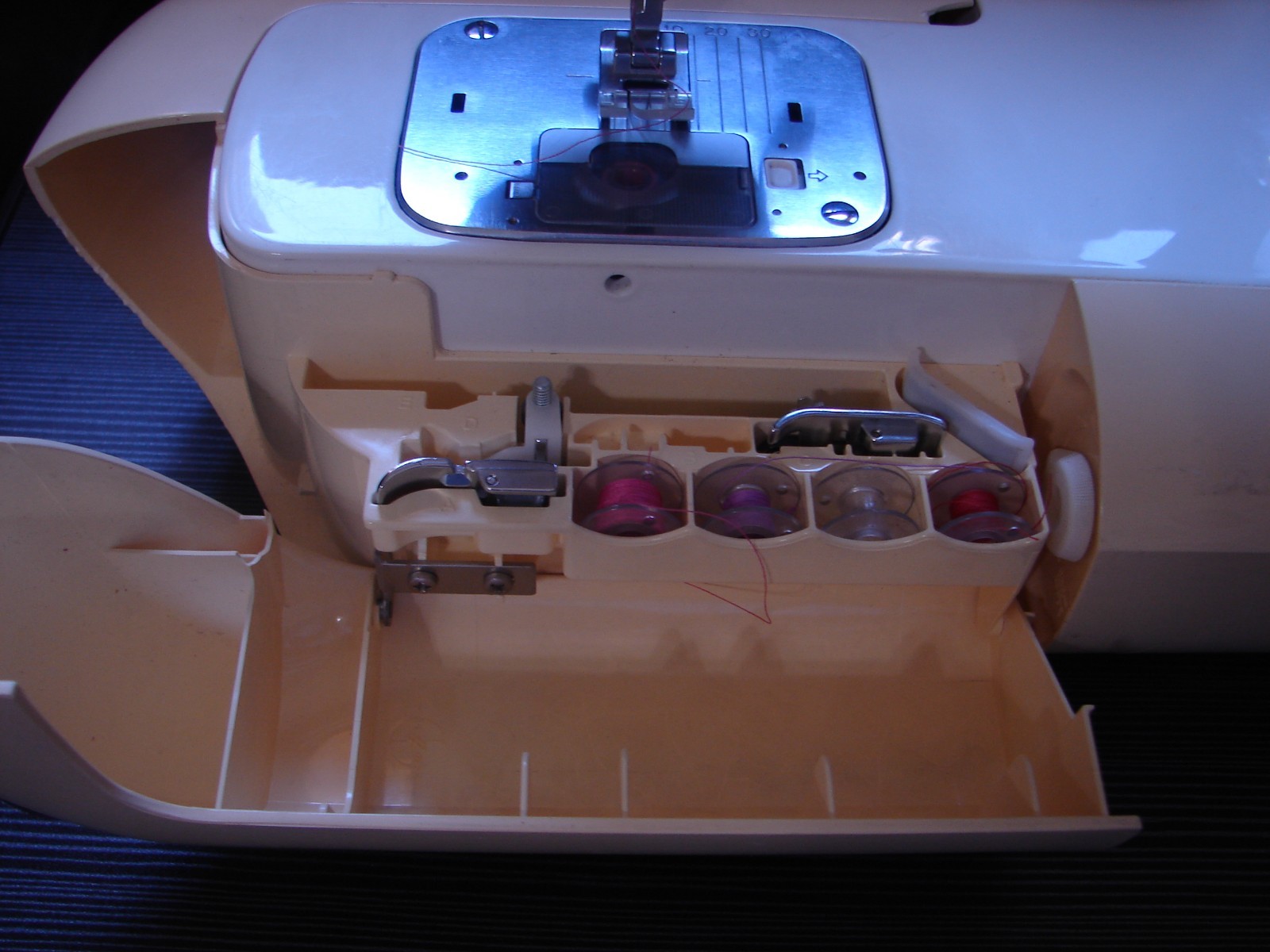 Singer Quantum XL-100 Sewing Machine W/Foot Pedal Power Cord & Accessories