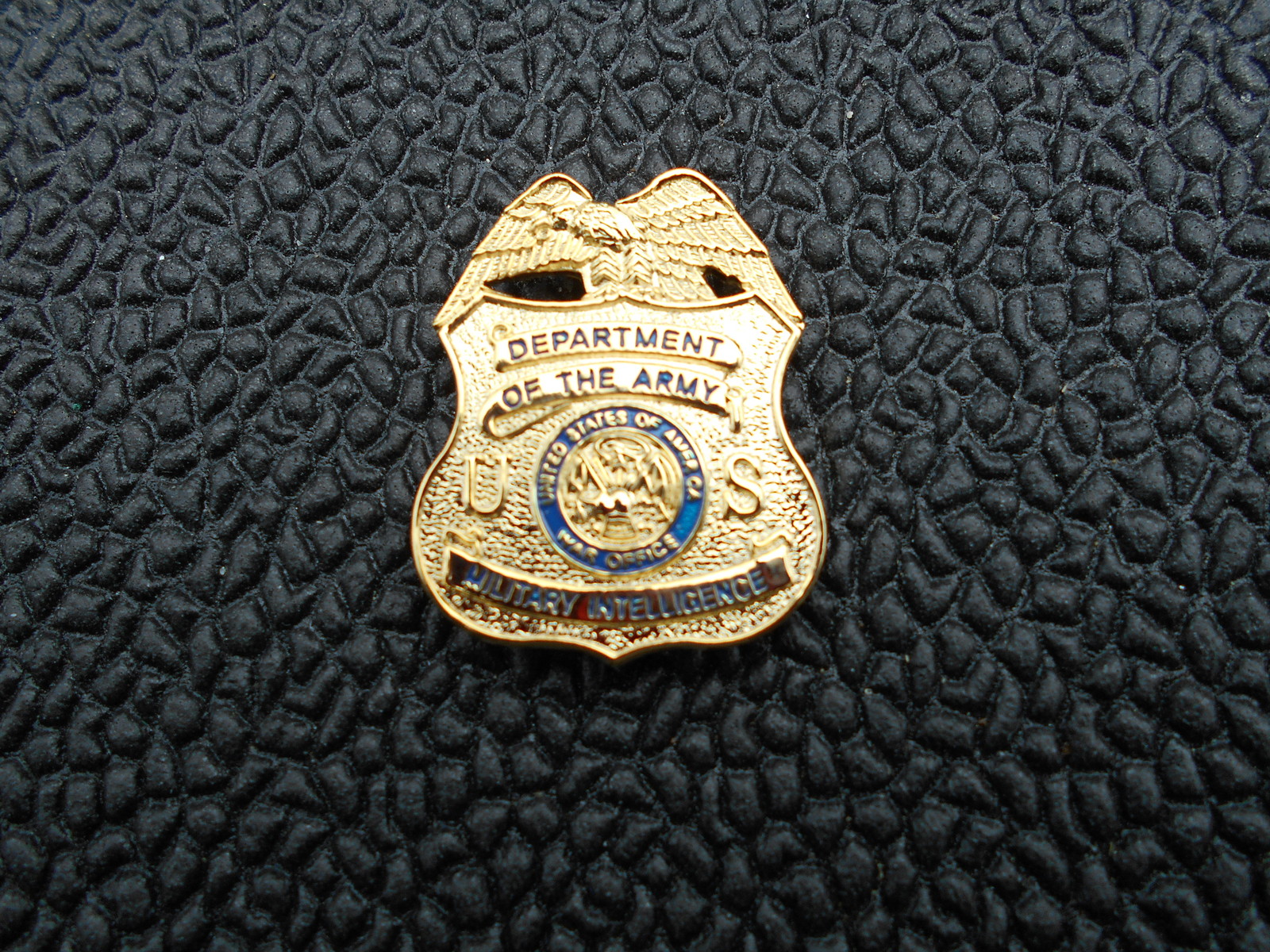US ARMY Military Intelligence Mini Badge with pins