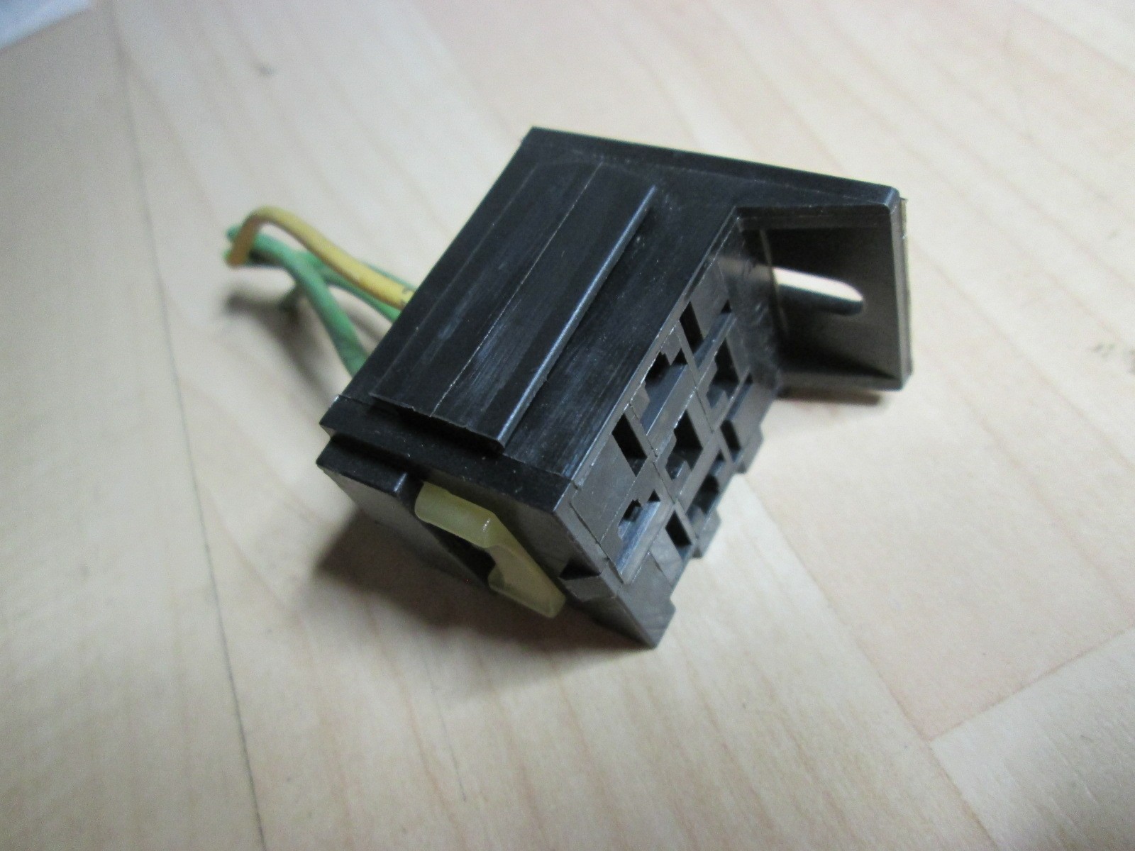 Heavy Duty Relay Socket for Standard 4-/5-Prong Automotive Relay 14 AWG #M225A