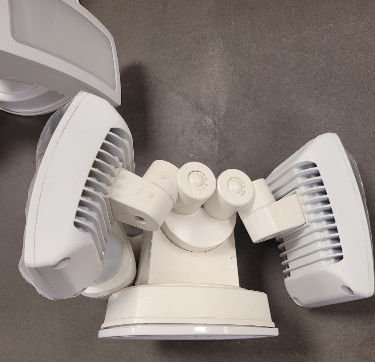 Feit Electric SEC3000 Smart Wi-Fi Flood Light with Security Camera 1080p HD