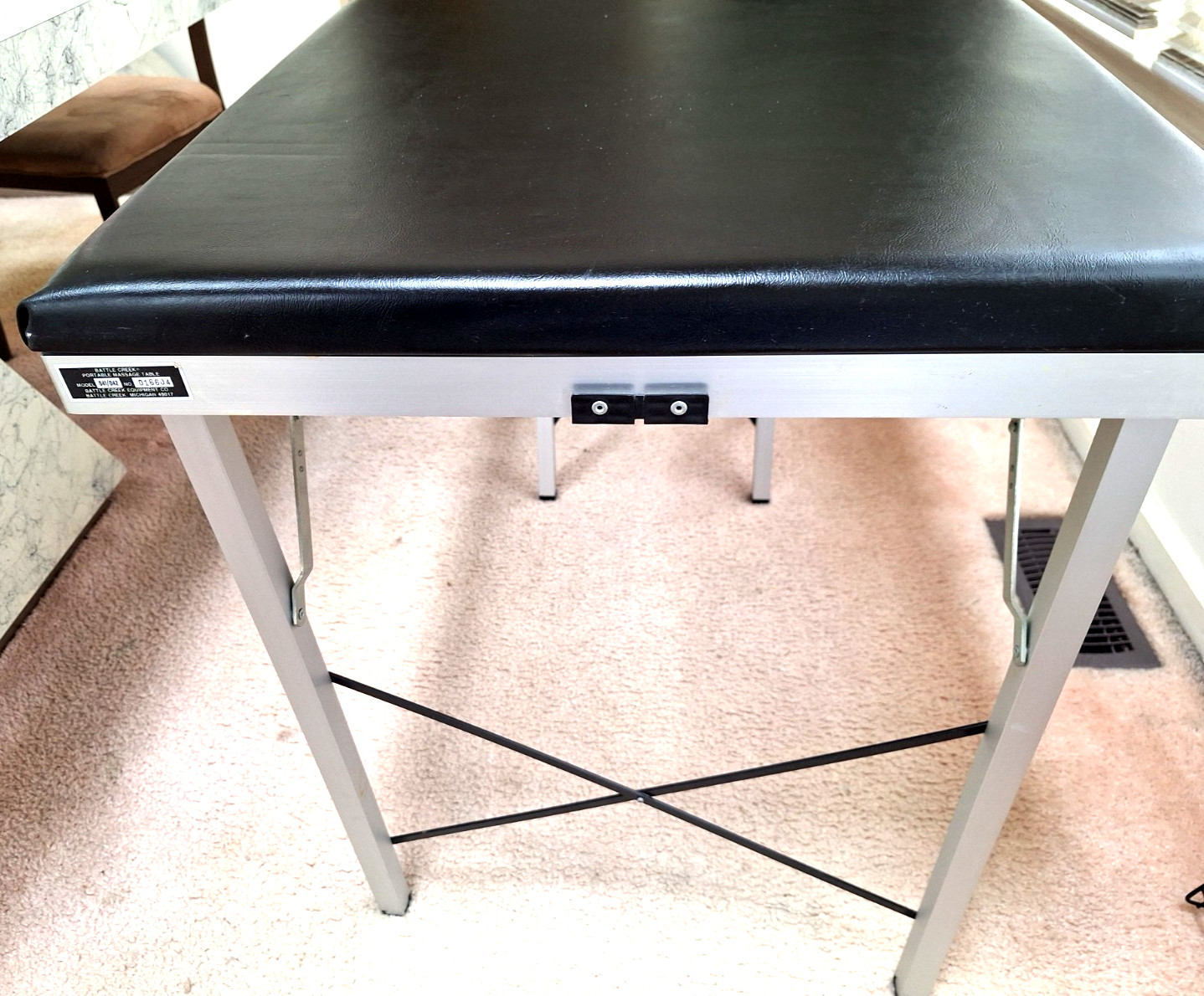 Battle Creek Portable Massage Table 042 Aluminum Legs w/ Carry Case pre-owned