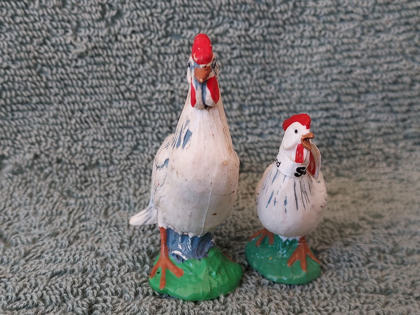 Hard To Find Retired Schleich Rooster #13011 & Hen #13012 - Excellent Condition