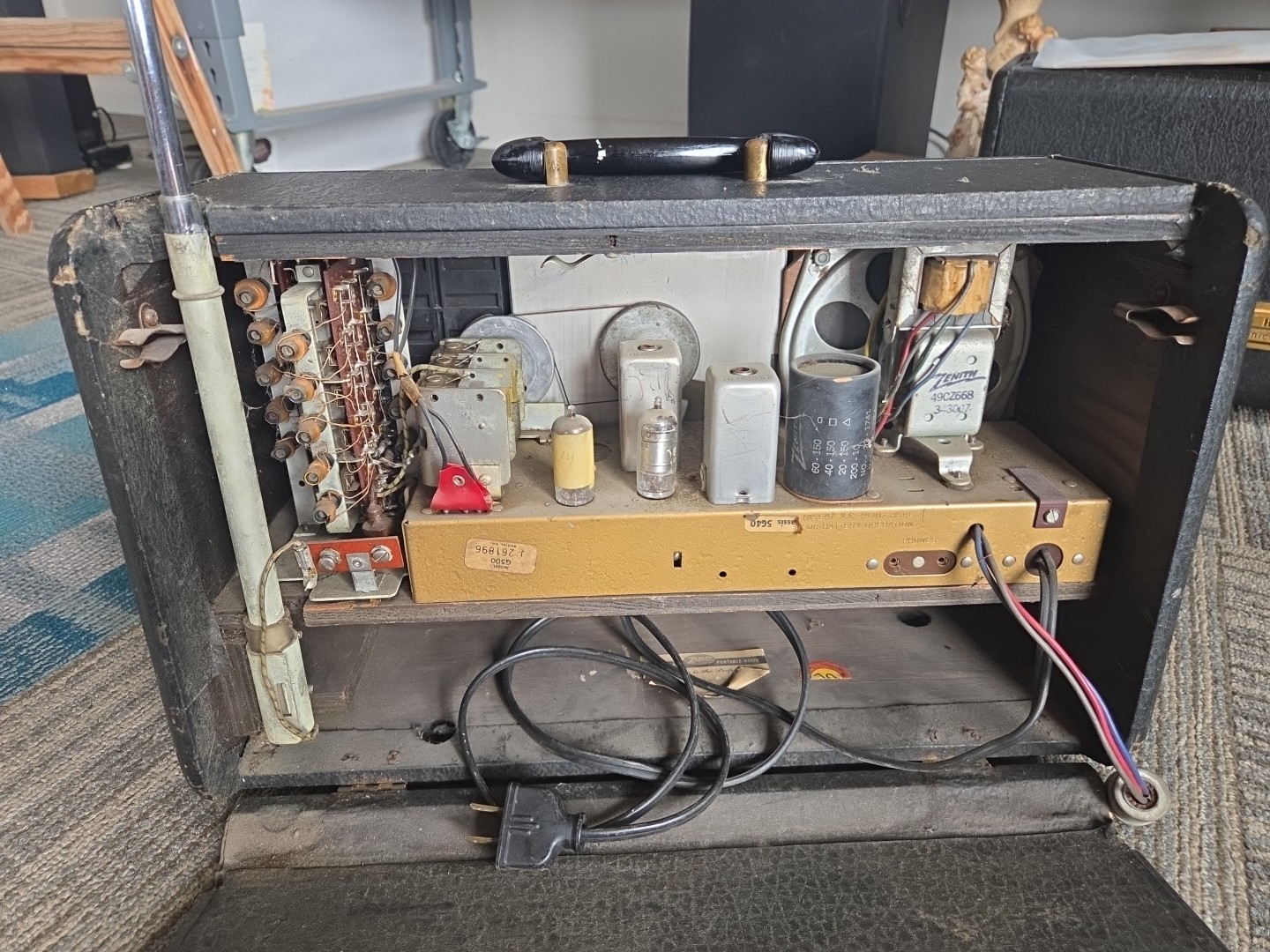 Vintage Zenith Transoceanic Radio G500 Chassis 5G40 - Turns On. For Restoration.