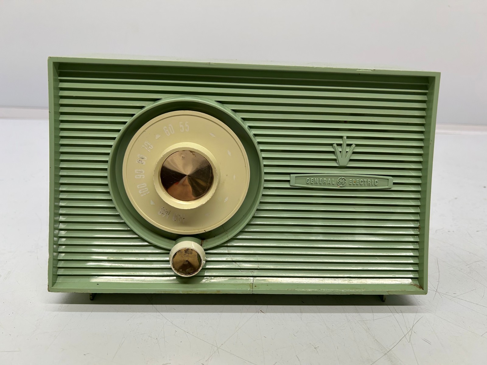 Vtg General Electric Maybe T-103A Mint AM Tube Radio MCM Powers On As Is