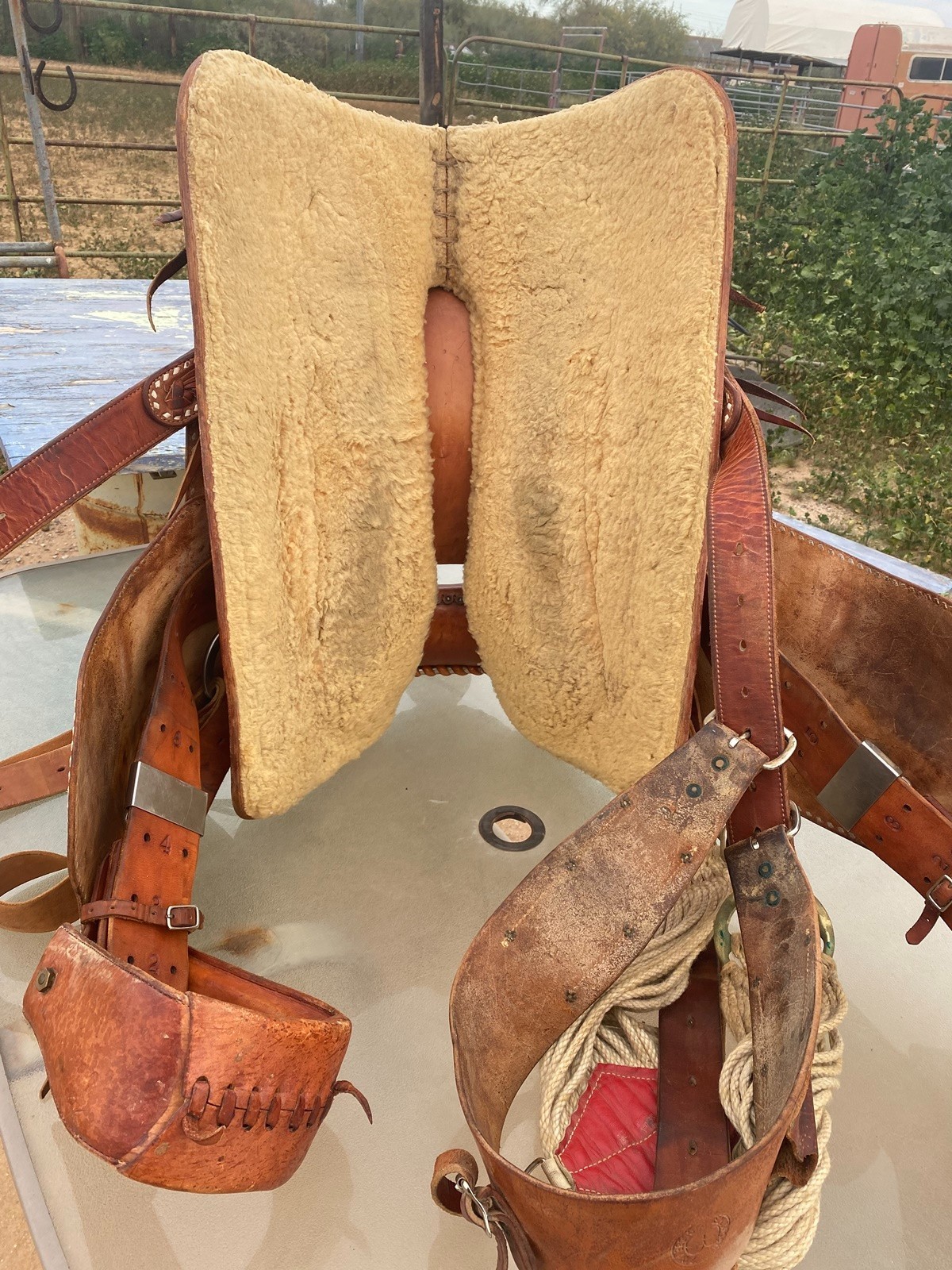 Old School Buck Stitched western saddle - Maker E Bacon Globe, AZ - TOP Quality!