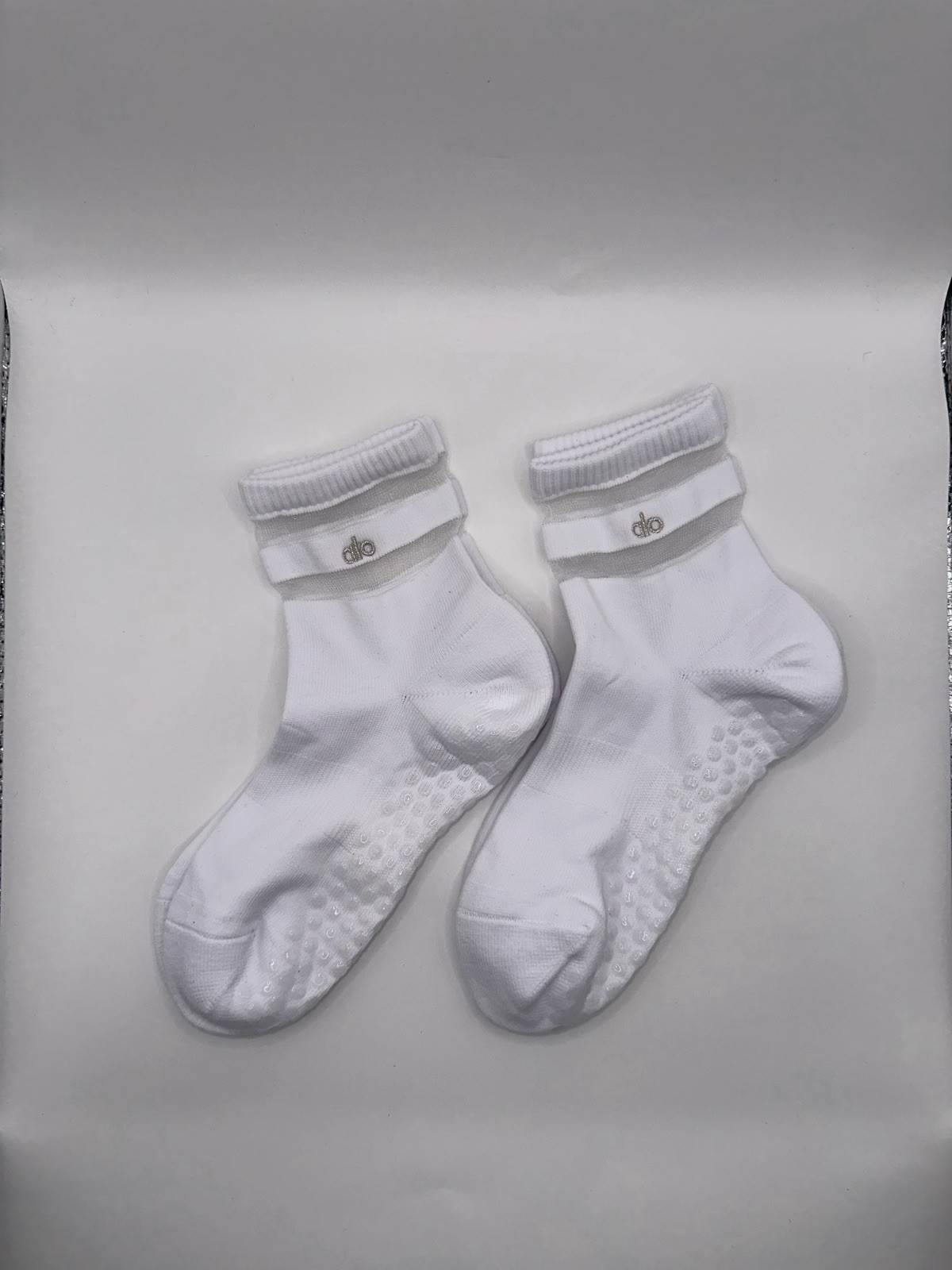 2 Pairs Alo Yoga Pulse Gripper Women's Socks S/M Size 7-10.5 NWOT White