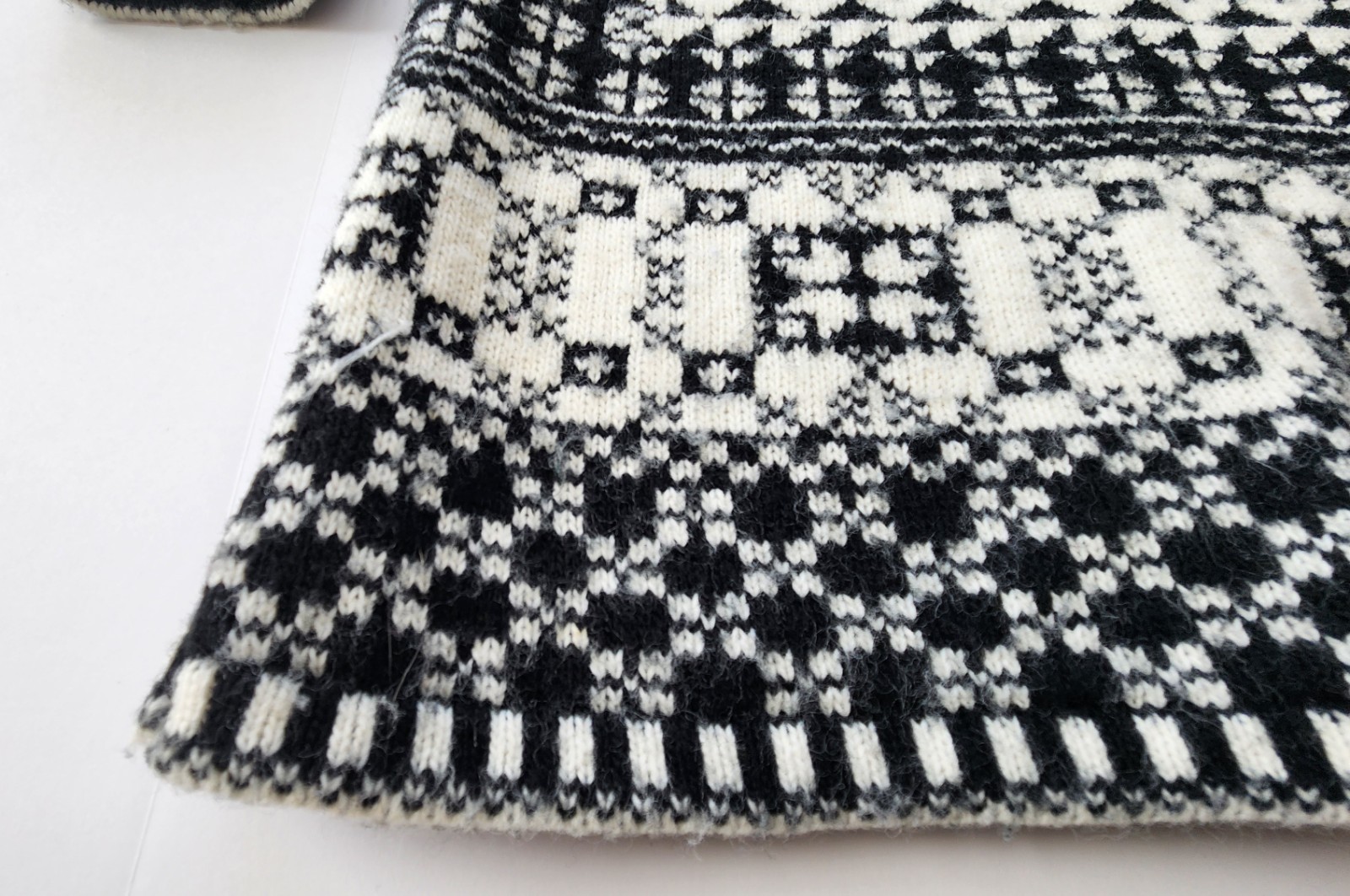 Vtg 90s SML Sport Nordic Stag Mountain Black and White Crewneck Knit Sweater - L