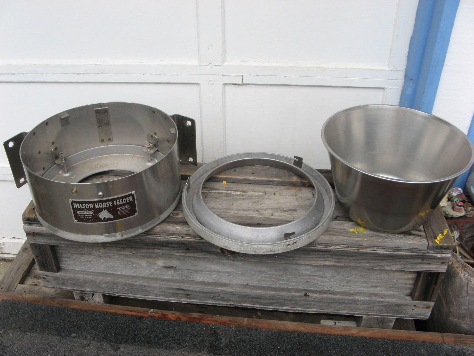 NELSON 560-SE 13qt. HORSE FEEDER Corner-Mount Stainless Steel