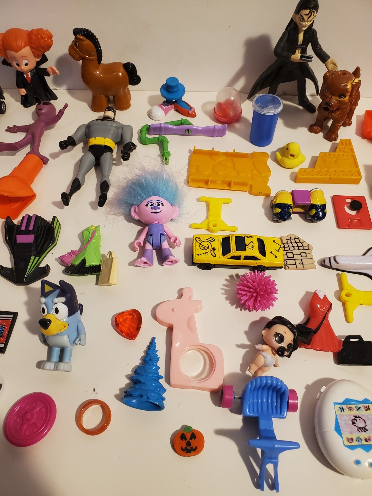 BIG LOT BOTTOM OF TOY BOX CLEAN OUT MINIATURES PARTS SMALL FAST FOOD PIECES (Y)