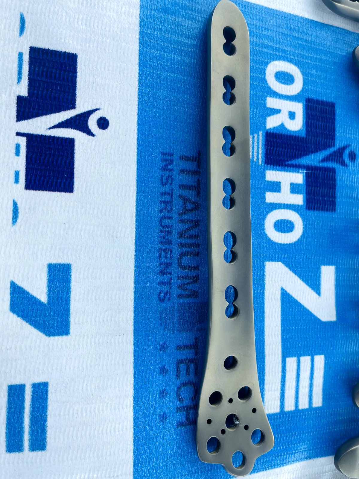 Distal femur Locking plates (5-13H) with 5mm Locking screws in Titanium grade 5