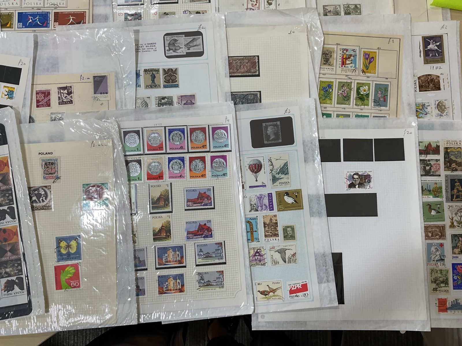 Poland stamps. Ex dealer leaves. Mint/Used. Vintage to modern. 1.8kg G101