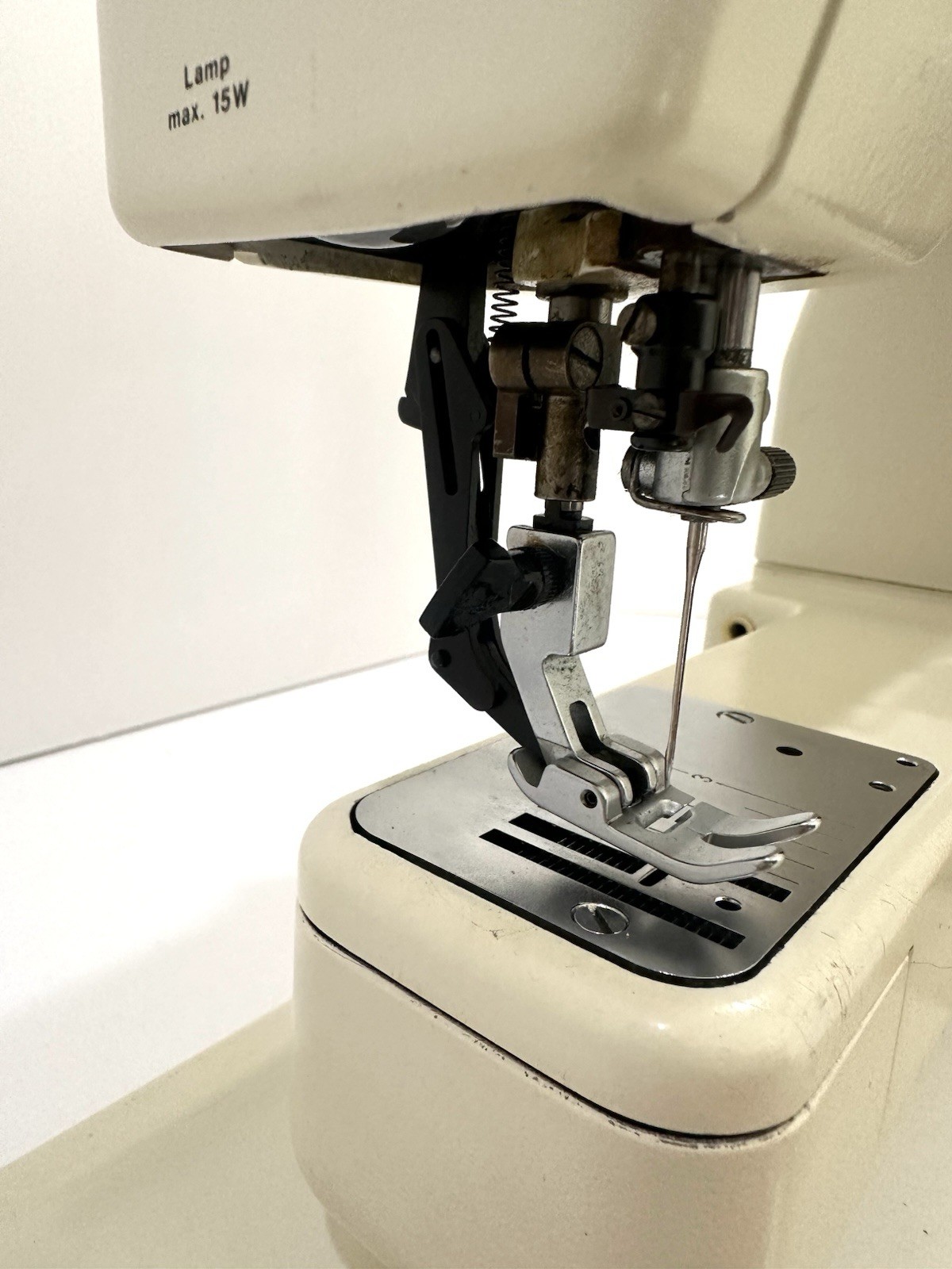 Pfaff Heavy Duty MetalSewing Machine 1222-E No Pedal or Cord -Parts Untested