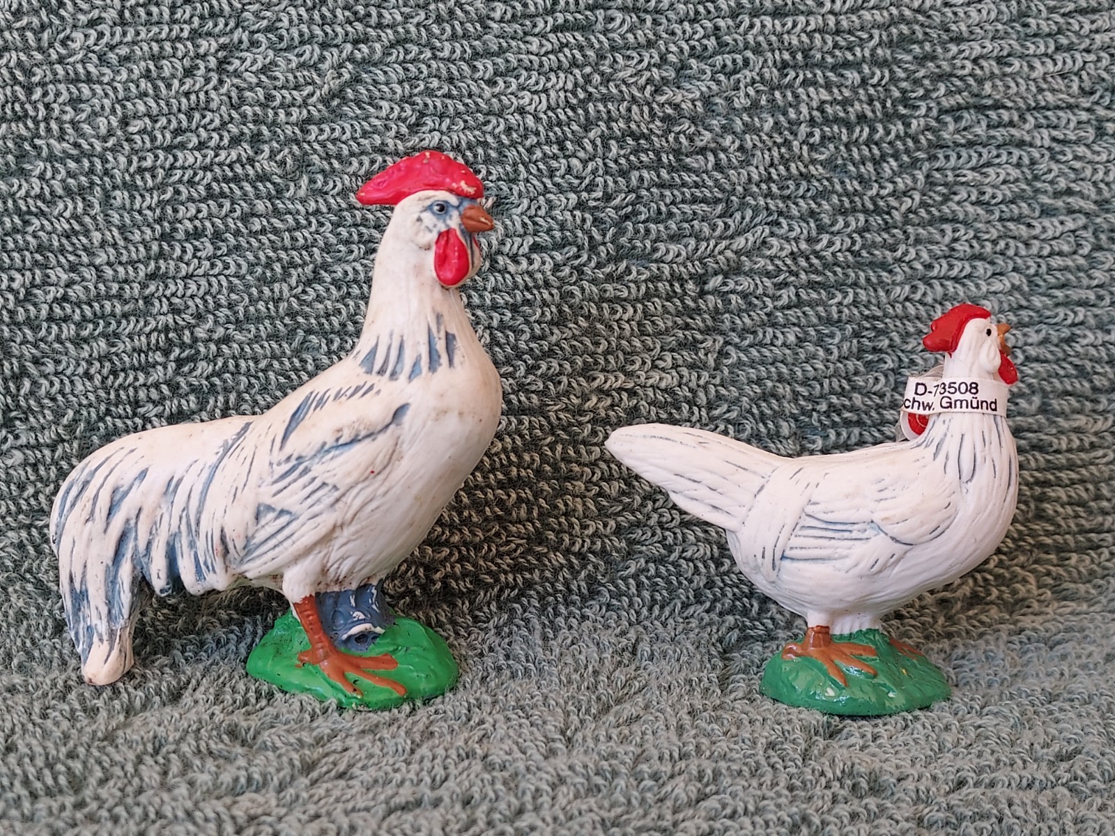 Hard To Find Retired Schleich Rooster #13011 & Hen #13012 - Excellent Condition