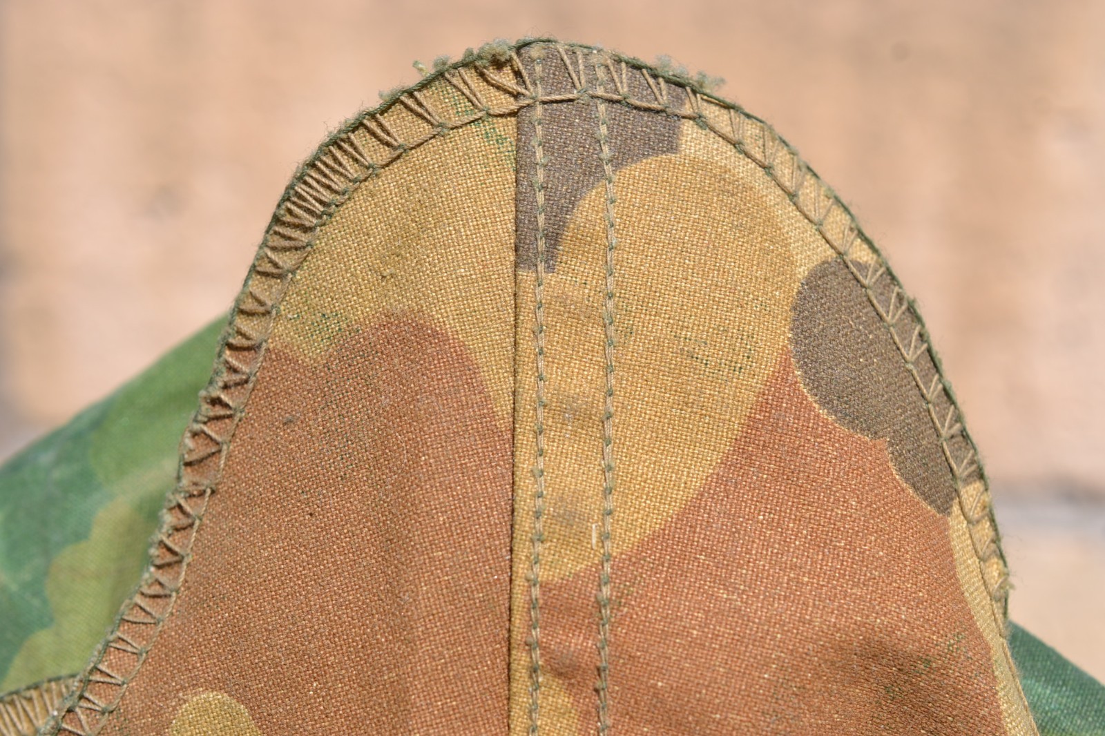 EARLY US ARMY M1 HELMET VIETNAM WAR VINTAGE CAMOUFLAGE COVER & PEACE PIN BUTTON