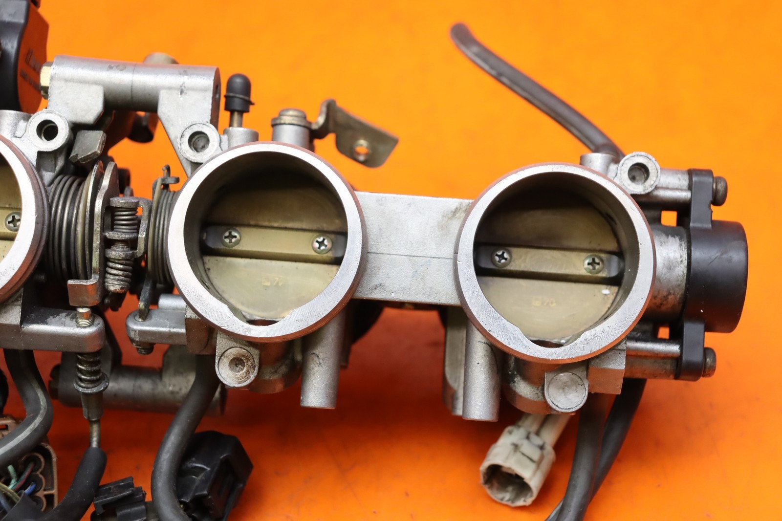 2004-2005 KAWASAKI NINJA ZX10R OEM MAIN FUEL INJECTORS / THROTTLE BODIES