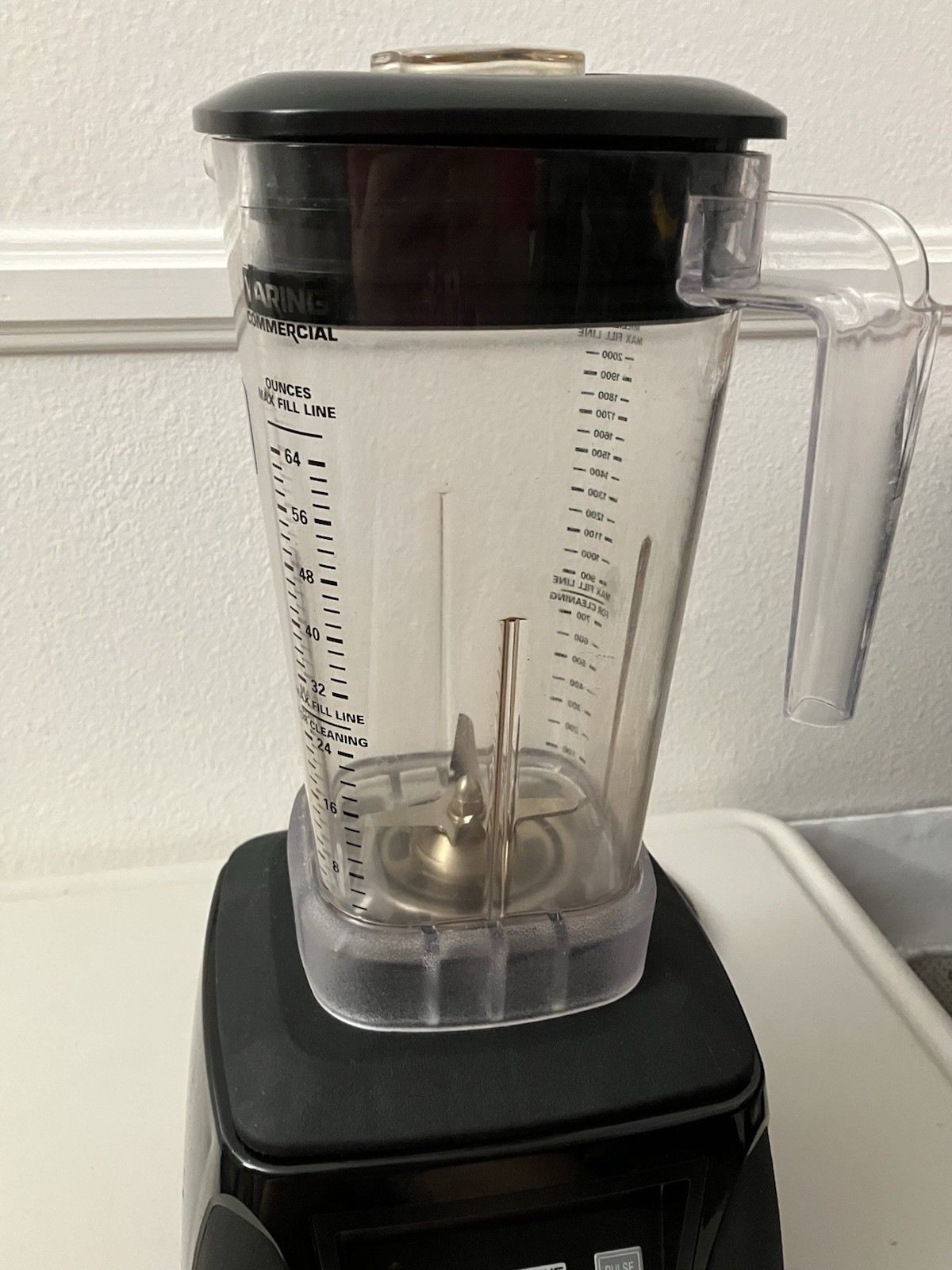 Waring MX1050XTX Xtreme High-Power Blender with 64 Oz Lightly Used