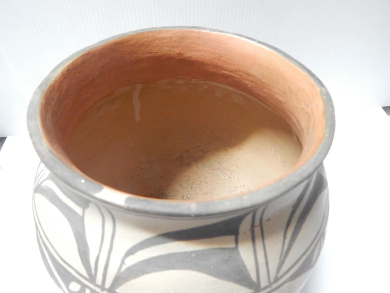 XLRG VINTAGE SANTO DOMINGO INDIAN POTTERY OLLA FORM POT - CONCAVE BASE - XLNT !