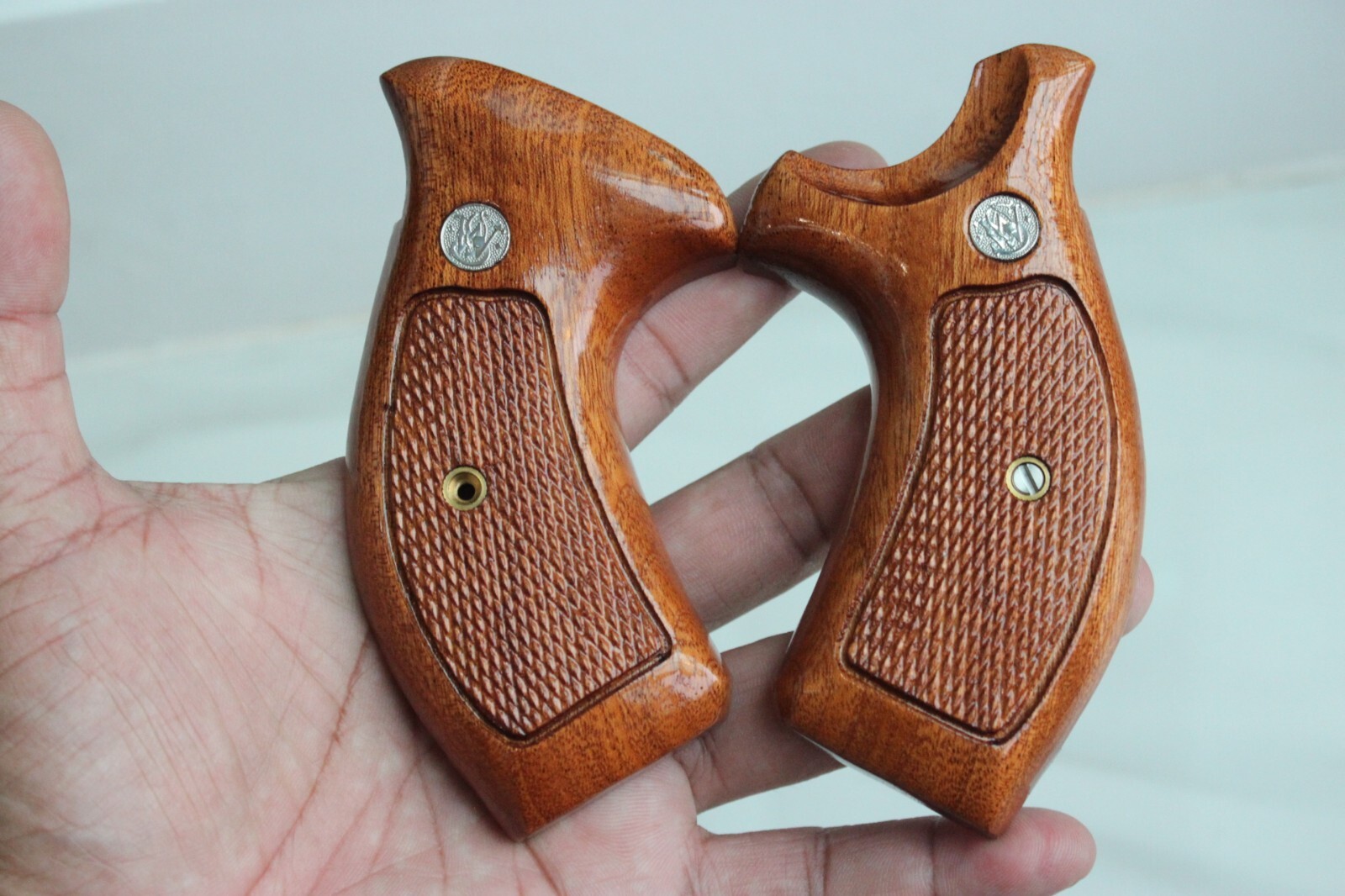 TARGET GRIPS FOR S&W K, L FRAME MODEL 686, 66 ROUND BUTT SAPELE WOOD # RANDOM