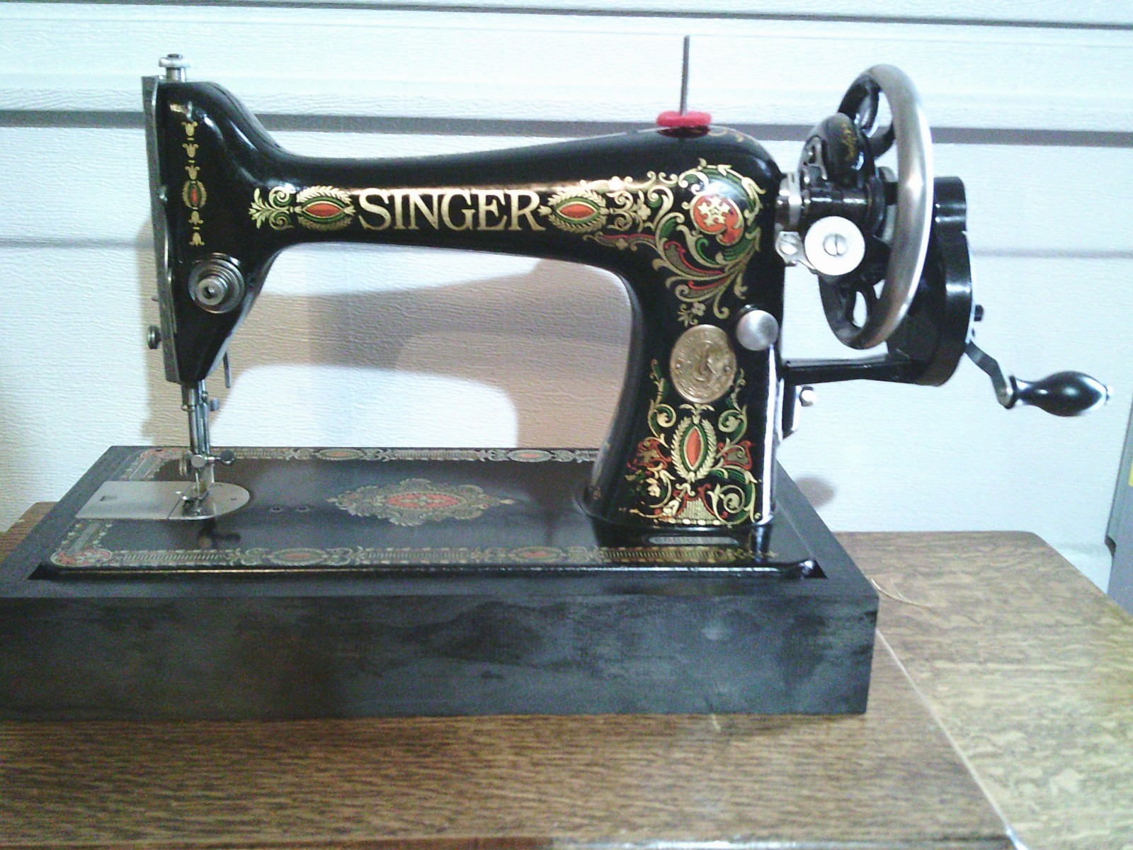 ANTIQUE SINGER SEWING MACHINE MODEL 66 'RED EYE', HAND CRANK, SERVICED