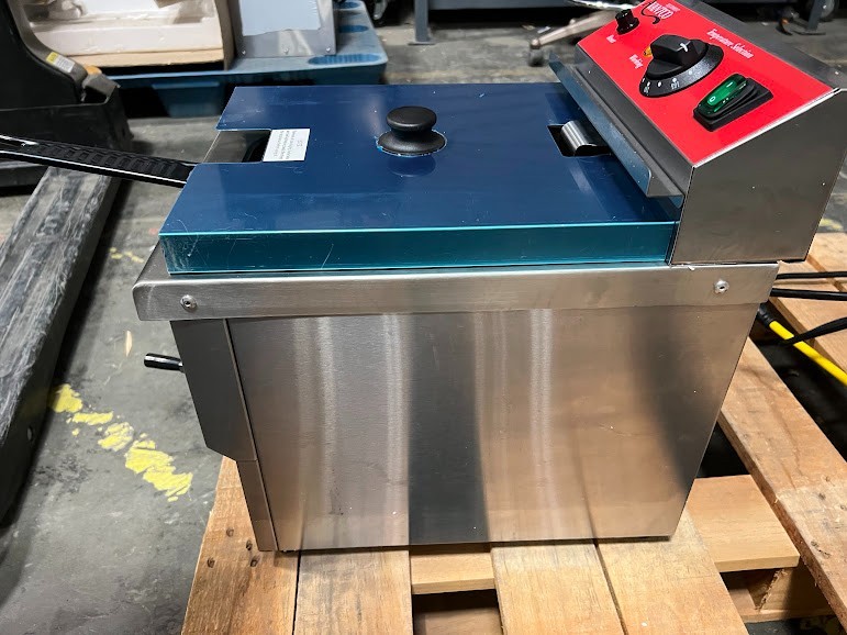 Avantco F200 15 lb. Medium-Duty Electric Countertop Fryer - 208-240V