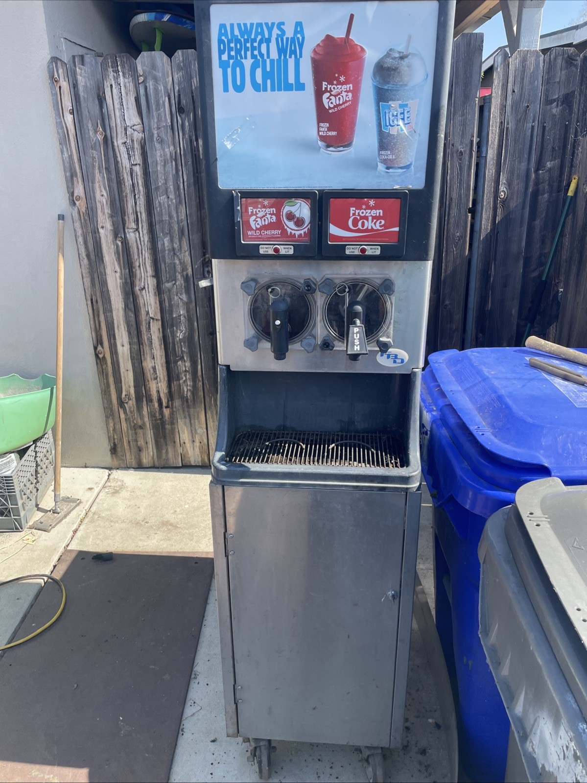 Slushy Machine Double Syrup Frozen Beverage Drink FBD 352 For Repair Or Parts.