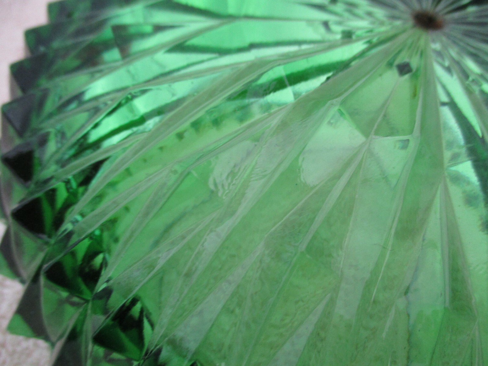 A VINTAGE ELEGANT, SPIKED, EMERALD GREEN GLASS LID/LAMP PART? MISSING FINIAL.
