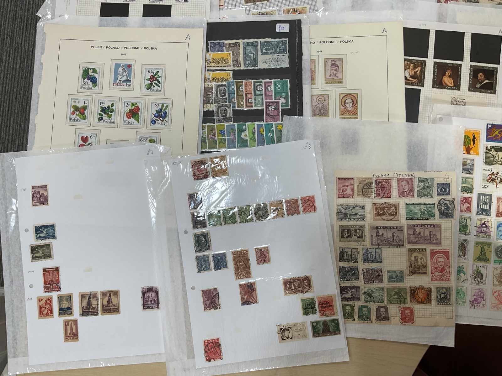 Poland stamps. Ex dealer leaves. Mint/Used. Vintage to modern 1.8kg G118