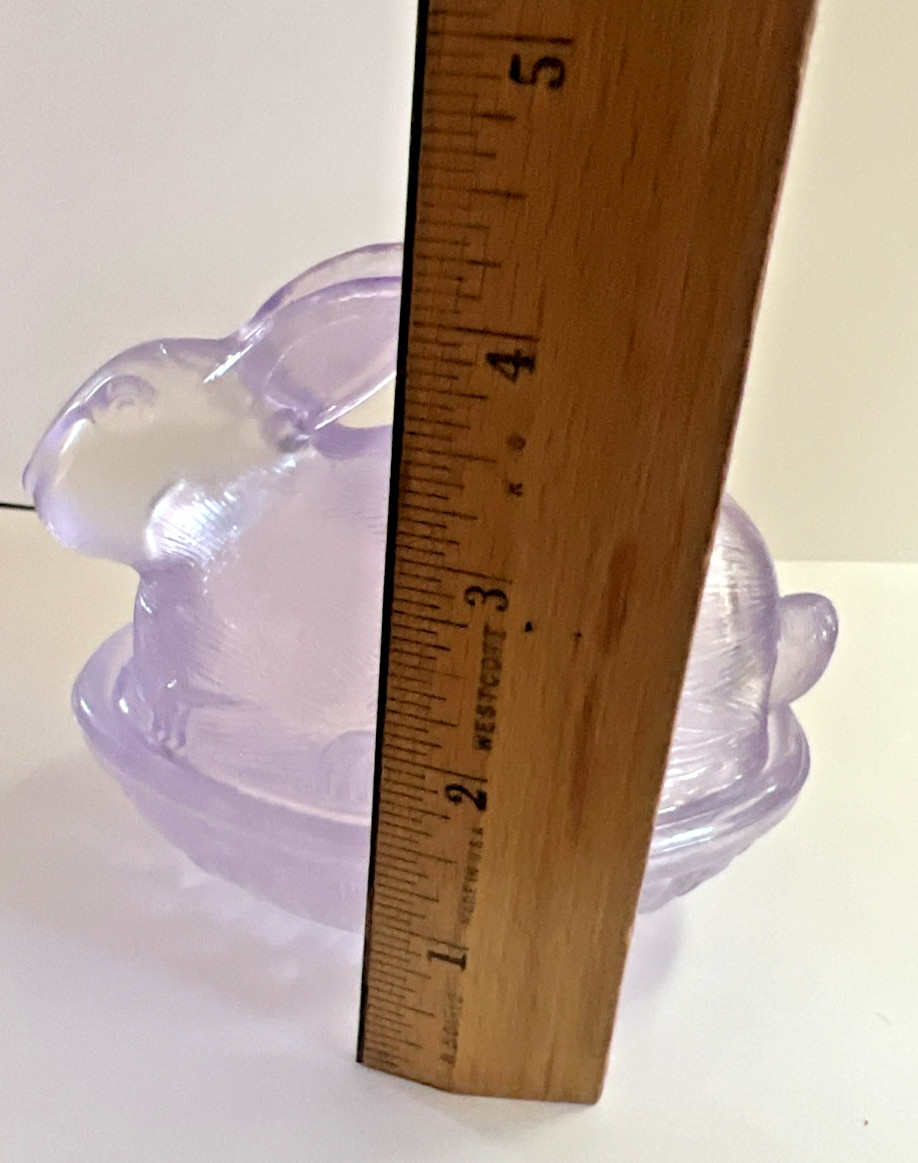 Vintage LE Smith Glass Lavender Purple Bunny Rabbit on Woven Nest 4.5"