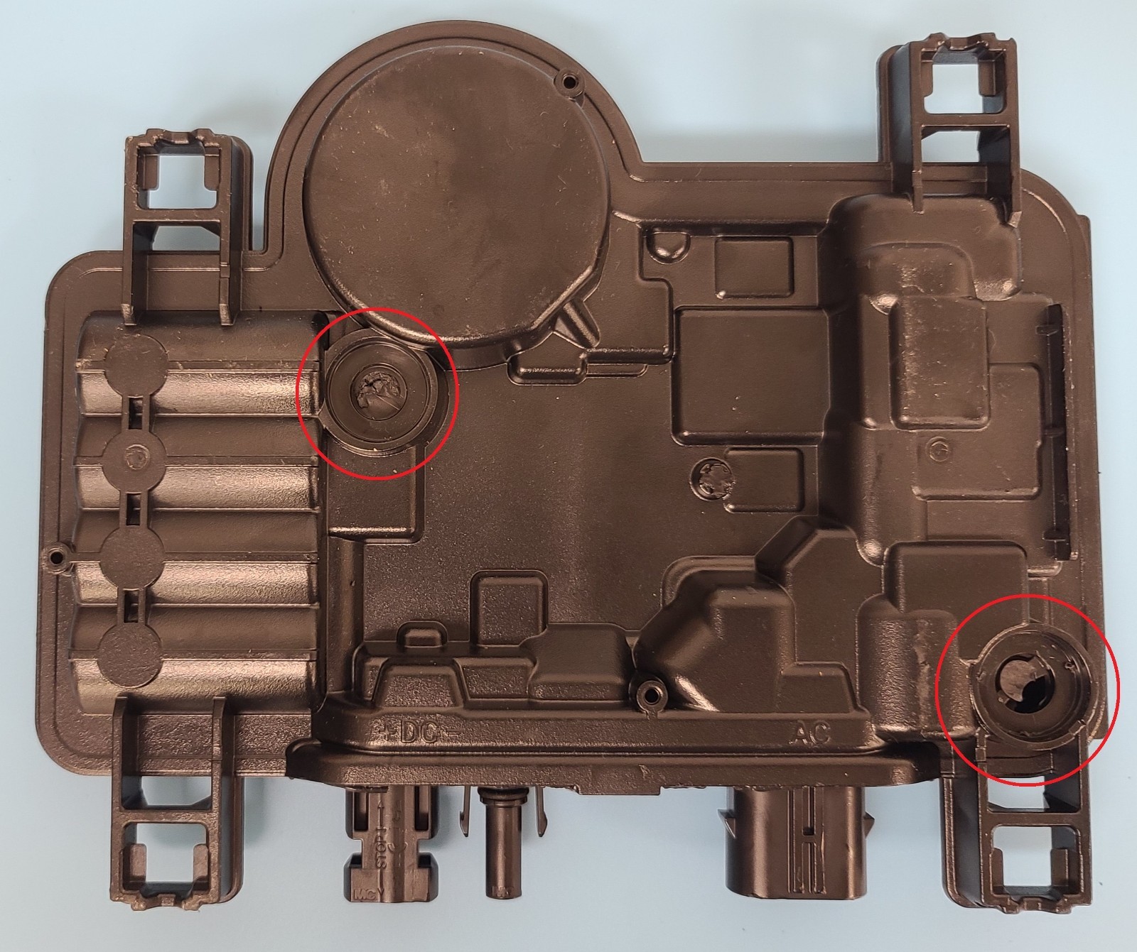 Microinverter (IQ8HC-72-M-DOM-US) MC4 Wire Connector no cap and mounting bracket